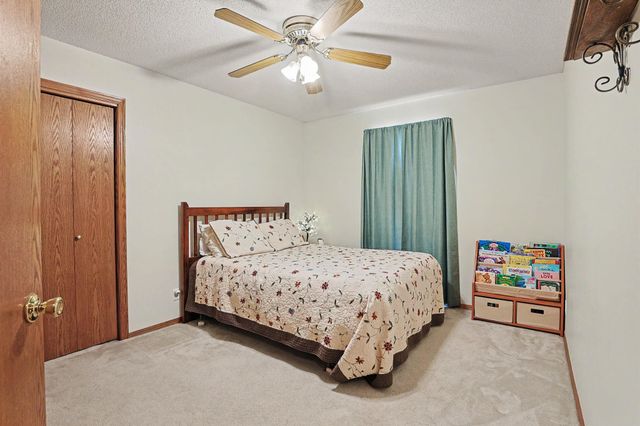 1396 E Longhorn Ct, Derby, KS 67037