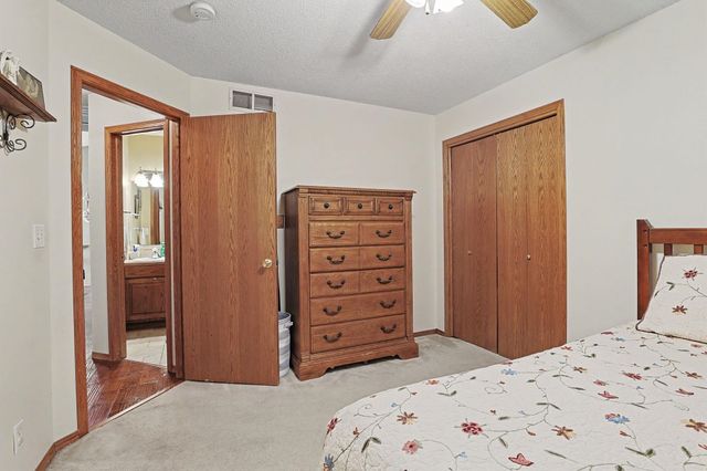 1396 E Longhorn Ct, Derby, KS 67037