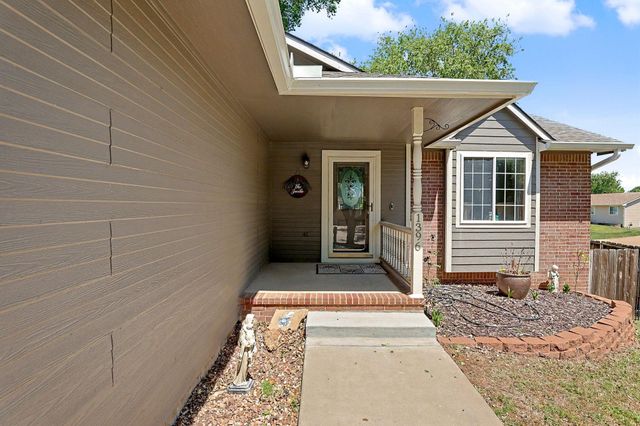 1396 E Longhorn Ct, Derby, KS 67037