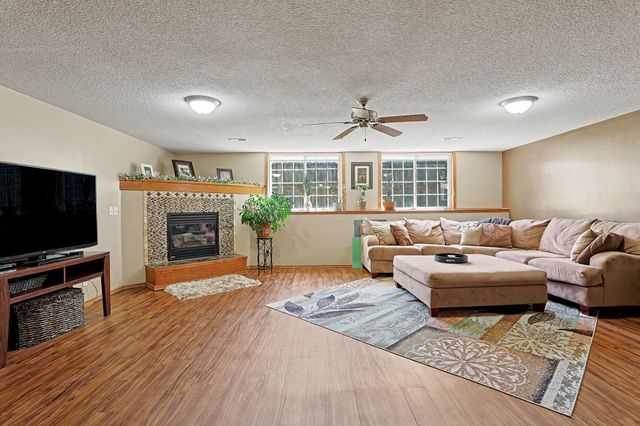 1396 E Longhorn Ct, Derby, KS 67037
