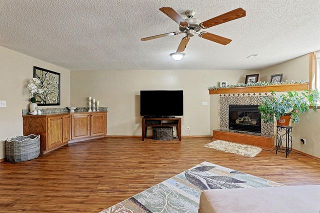 1396 E Longhorn Ct, Derby, KS 67037