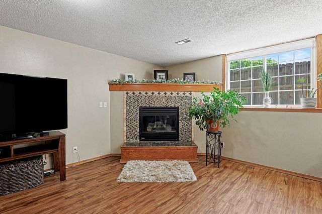 1396 E Longhorn Ct, Derby, KS 67037