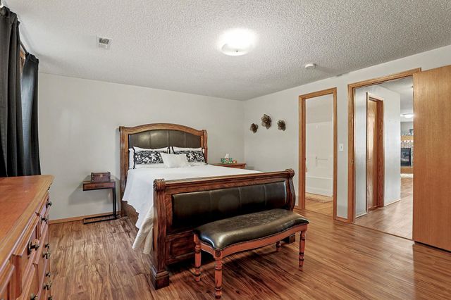 1396 E Longhorn Ct, Derby, KS 67037