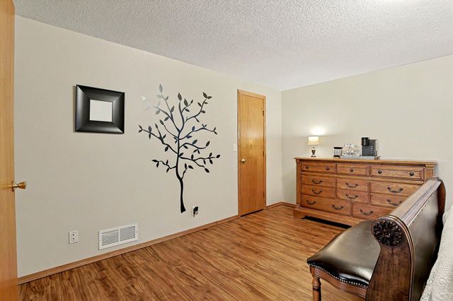 1396 E Longhorn Ct, Derby, KS 67037