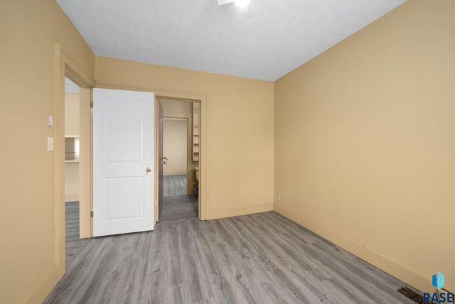 704 W 2nd St, Sioux Falls, SD 57104