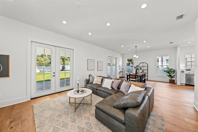 3303 IOWA, Tampa, FL 33611