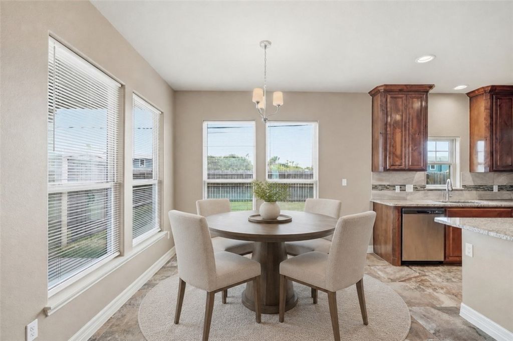 207 Bismarck Palm Cir, Portland, TX 78374 — photo 4