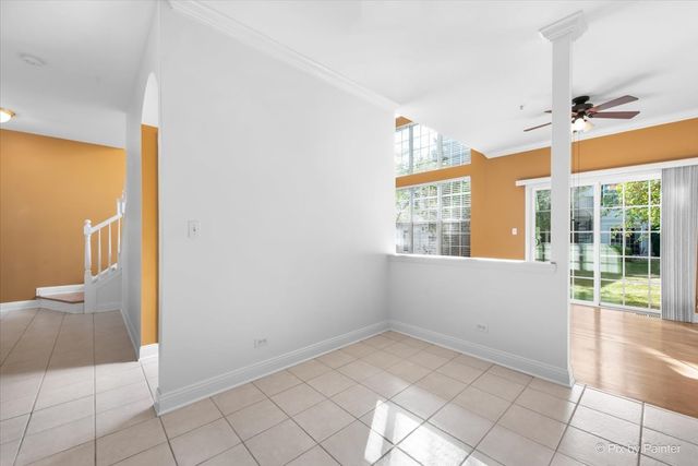 827 Riding Lane 827, St. Charles, IL 60174