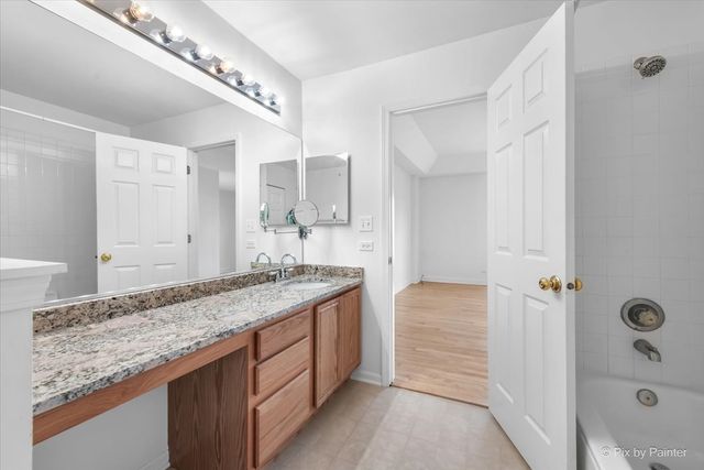 827 Riding Lane 827, St. Charles, IL 60174