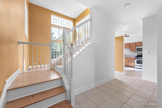 827 Riding Lane 827, St. Charles, IL 60174