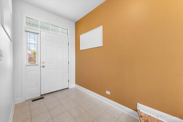 827 Riding Lane 827, St. Charles, IL 60174