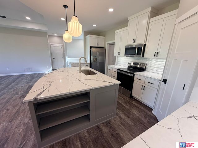 6674 Shadow Ridge Place, Columbus, NE 68601