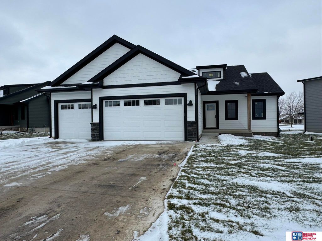 6674 Shadow Ridge Place, Columbus, NE 68601