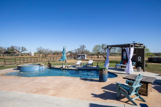 109 Colibro Creek, La Vernia, TX 78121