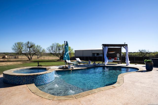 109 Colibro Creek, La Vernia, TX 78121