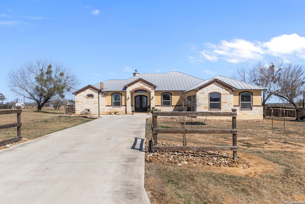 109 Colibro Creek, La Vernia, TX 78121
