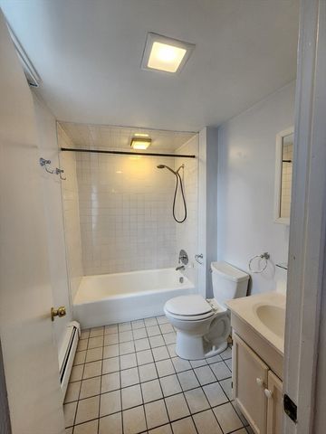 72 Derby St 3, Salem, MA 01970