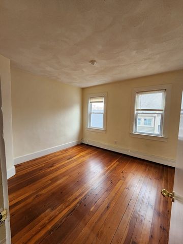 72 Derby St 3, Salem, MA 01970