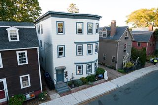 72 Derby St 3, Salem, MA 01970