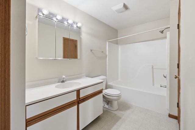 330 Leah Lane 3B, Woodstock, IL 60098