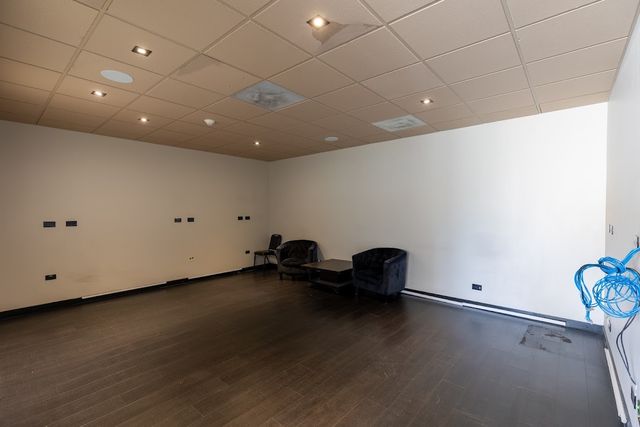 8905 W Cermak Road, North Riverside, IL 60546
