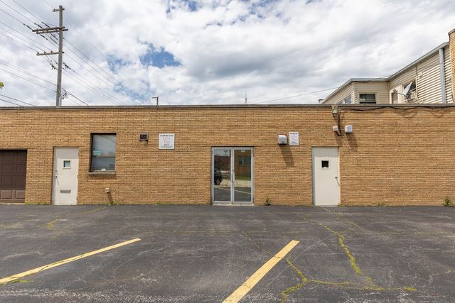 8905 W Cermak Road, North Riverside, IL 60546