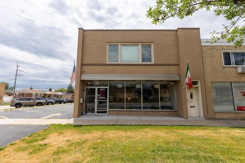 8905 W Cermak Road, North Riverside, IL 60546