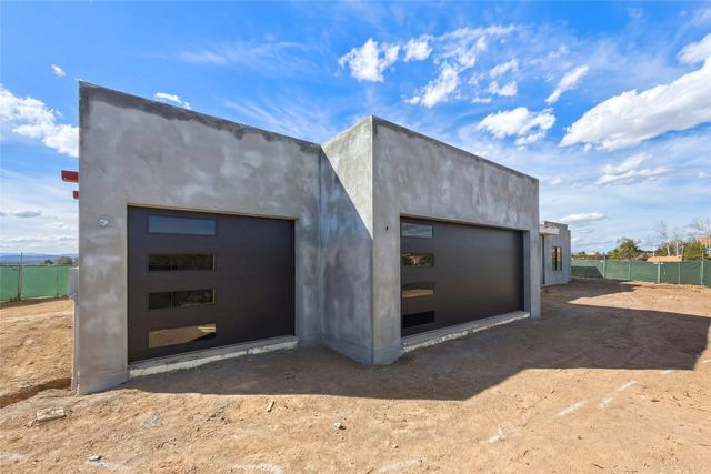 10 Via Pampa, Santa Fe, NM 87506