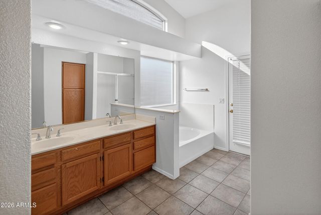 8916 W DAVIS Road, Peoria, AZ 85382