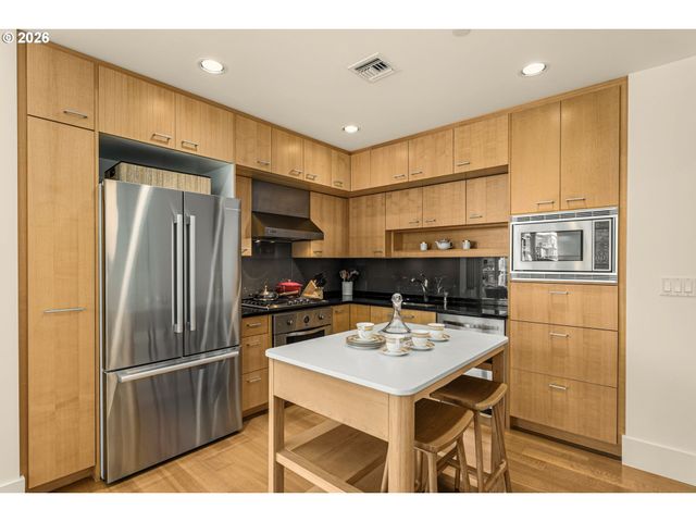 1001 Nw LOVEJOY St 505, Portland, OR 97209