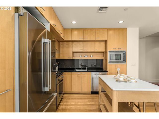 1001 Nw LOVEJOY St 505, Portland, OR 97209