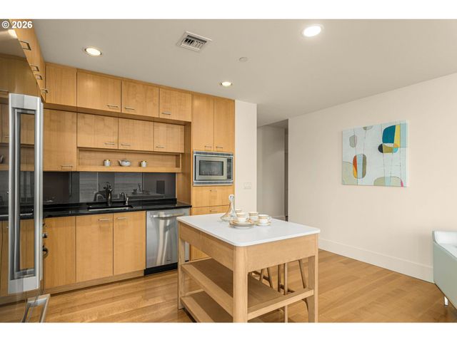 1001 Nw LOVEJOY St 505, Portland, OR 97209