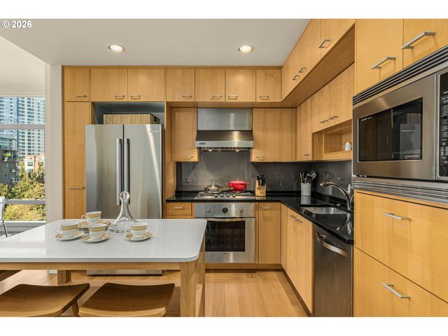 1001 Nw LOVEJOY St 505, Portland, OR 97209