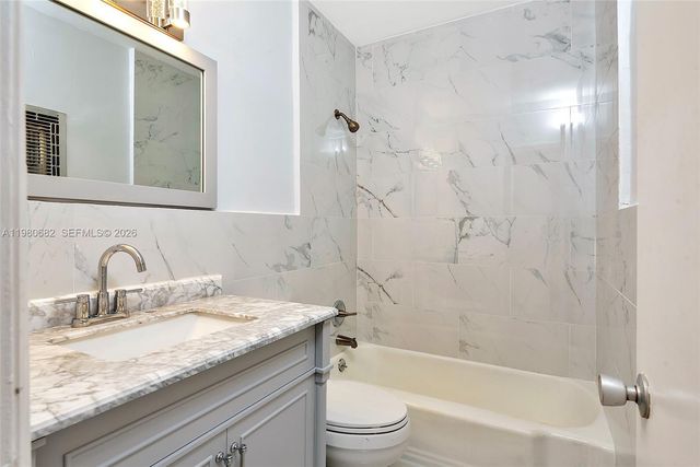 820 SW 11th Ave 14B, Hallandale Beach, FL 33009