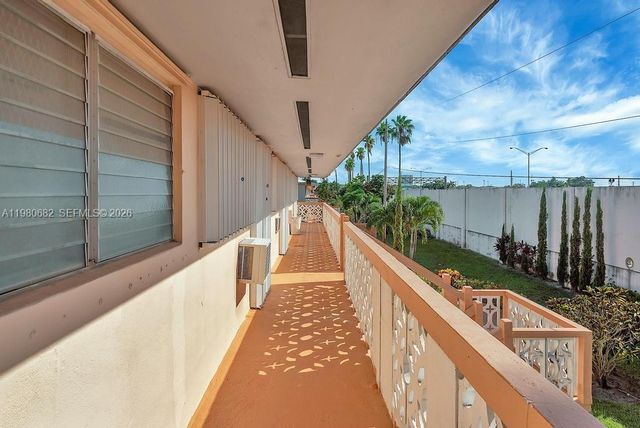 820 SW 11th Ave 14B, Hallandale Beach, FL 33009