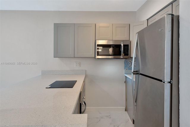 820 SW 11th Ave 14B, Hallandale Beach, FL 33009