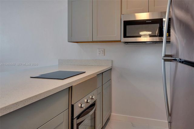 820 SW 11th Ave 14B, Hallandale Beach, FL 33009