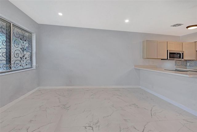 820 SW 11th Ave 14B, Hallandale Beach, FL 33009