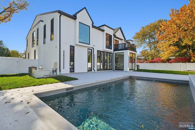 16 Priscilla Lane, Englewood Cliffs, NJ 07632