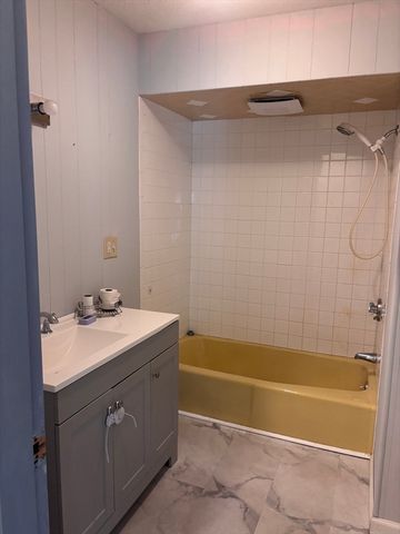 349 Oak St, Clinton, MA 01510