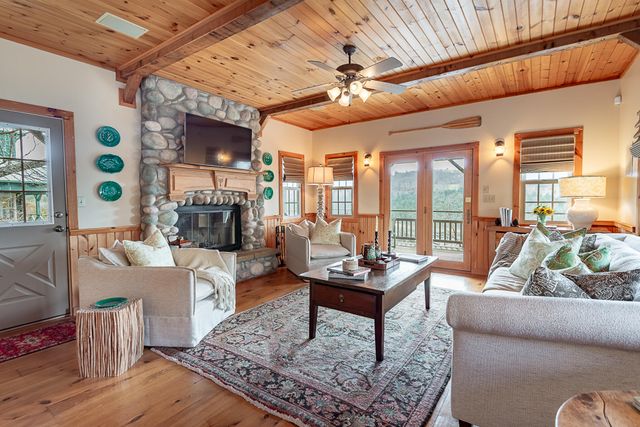 264 Crooked Lane, Blue Eye, MO 65611