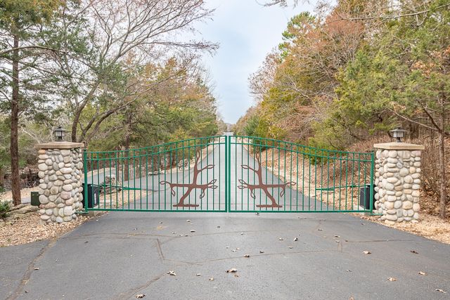 264 Crooked Lane, Blue Eye, MO 65611