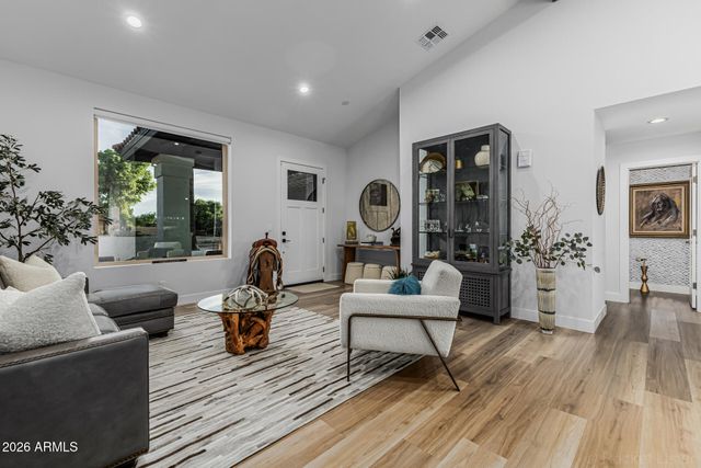 4132 W PARADISE Lane, Phoenix, AZ 85053