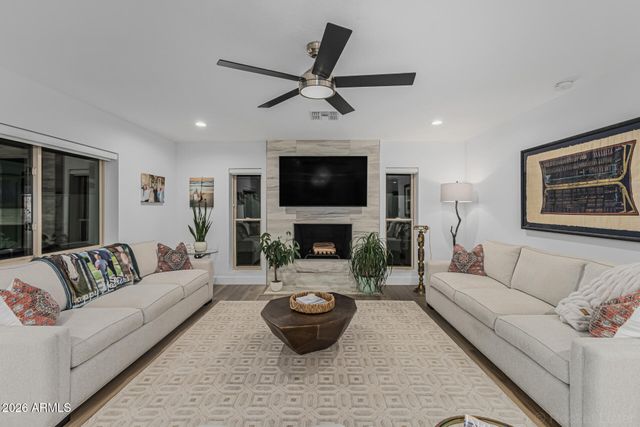 4132 W PARADISE Lane, Phoenix, AZ 85053