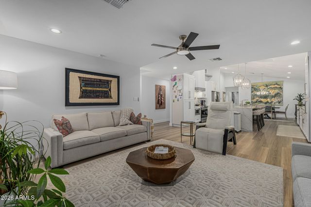 4132 W PARADISE Lane, Phoenix, AZ 85053