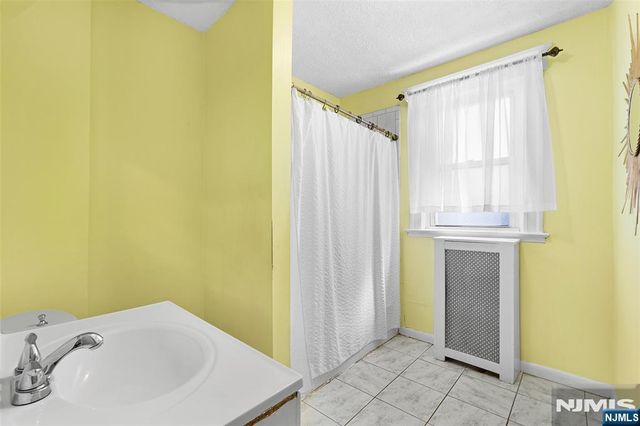 21 Hackett Place, Rutherford, NJ 07070