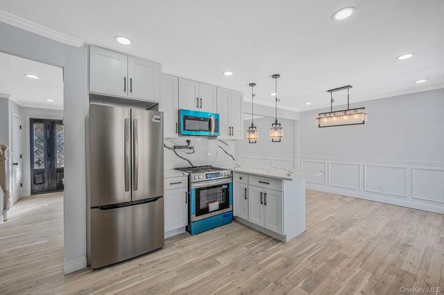 39 E Lyons Street, Melville, NY 11747