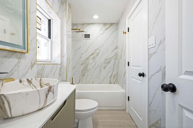 39 E Lyons Street, Melville, NY 11747