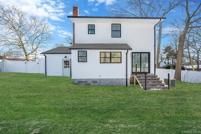 39 E Lyons Street, Melville, NY 11747