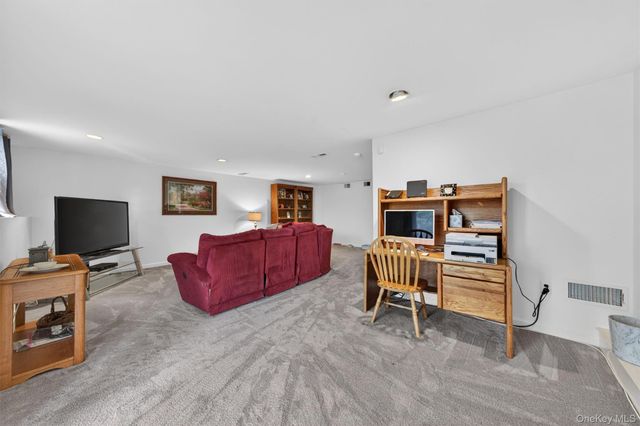 28 Lois Lane, Monroe, NY 10950